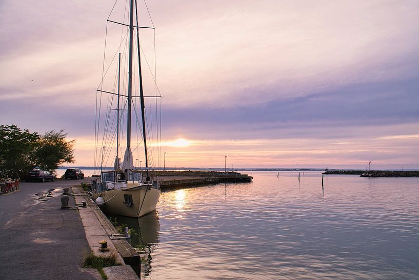 Zeilboot in de haven bij zonsondergang van Martin Köbsch
