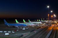 Het platform van Eindhoven airport by night