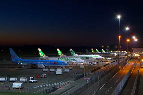 Het platform van Eindhoven airport by night