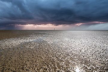 Wattenmeer bei Ebbe mit Gewitter in der Ferne.