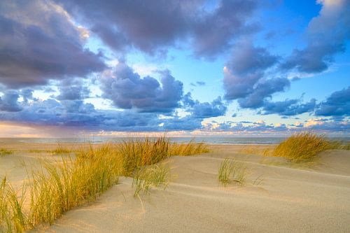 Zonsondergang op het strand van Texel met zandduinen op de voorgrond
