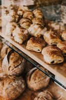Rouleaux frais dans une vitrine