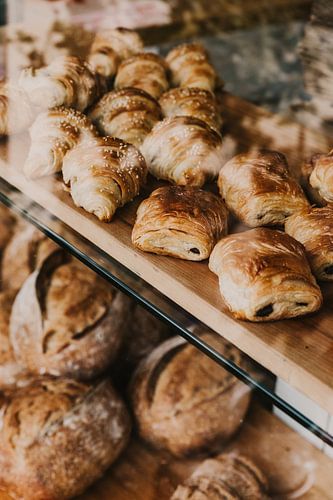 Frische Brötchen in einer Vitrine