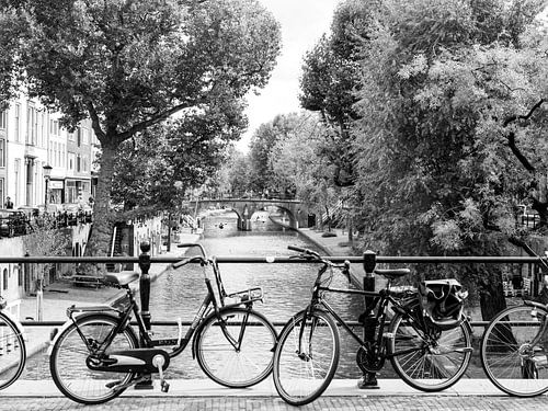 Fietsen langs de gracht in Utrecht, Nederland