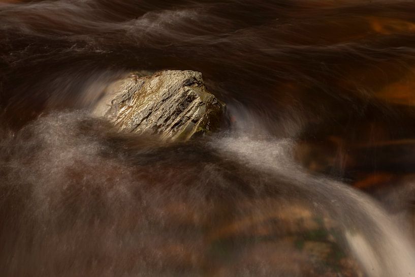 Felsen im Tal der Hoëgne von Lia Hulsbeek Brinkman