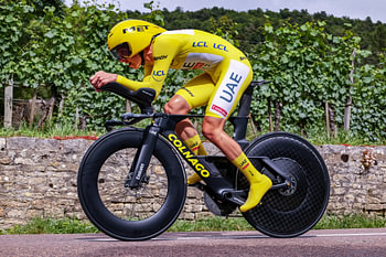 Tadej Pogacar in het geel op de tijdritfiets Ronde van Frankrijk