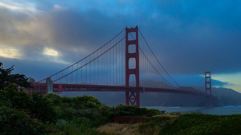 San Francisco - Golden Gate Bridge in der Morgendämmerung in bunten Sonnenuntergang Licht Panoramablick, USA, Kalifornien von adventure-photos