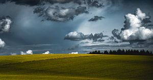 Weites Feld unter dramatischem Wolkenhimmel: Sommerliche Impression