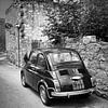 Oude FIAT 500 auto in Italië in zwart-wit van iPics Photography