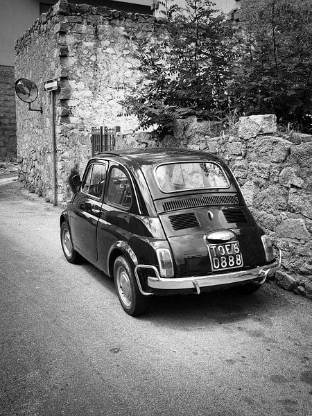 Voiture ancienne FIAT 500 en Italie en noir et blanc par iPics Photography