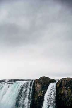 Waterval in Iceland van Suzanne Spijkers