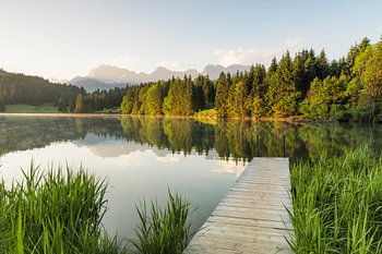 Les montagnes Karwendel se reflètent dans le Geroldsee au lever du soleil, Bavière, Allemagne