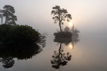 Een zacht zonnetje achter het eiland. van Els Oomis