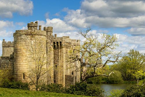 Bodiam Castle in der englischen Landschaft von Truus Nijland