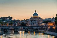 Zonsondergang in Rome bij de rivier Tiber, Italie.