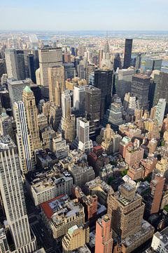 Uitzicht vanaf Empire State Building over Manhattan New York met Chrysler Building van Merijn van der Vliet