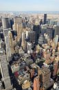 Uitzicht vanaf Empire State Building over Manhattan New York met Chrysler Building van Merijn van der Vliet thumbnail