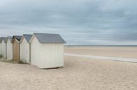 Strandhuisjes op een verlaten strand van Mark Bolijn thumbnail