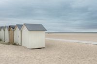 Strandhuisjes op een verlaten strand