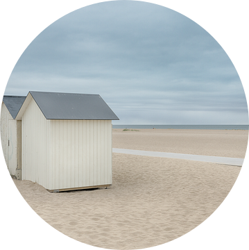 Strandhuisjes op een verlaten strand van Mark Bolijn