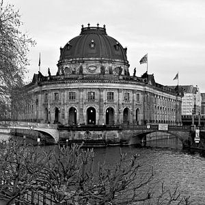 Bode-Museum an der Berliner Spree in Ost-Berlin