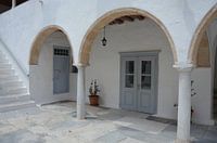 Binnenplaats met kapelletje op het eiland Hydra.