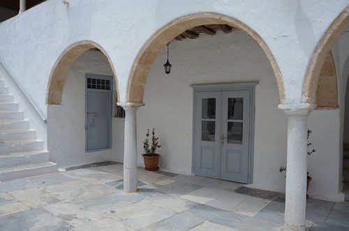 Binnenplaats met kapelletje op het eiland Hydra.