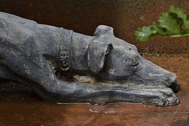 Beeld van een hond in tuin van Susan Dekker