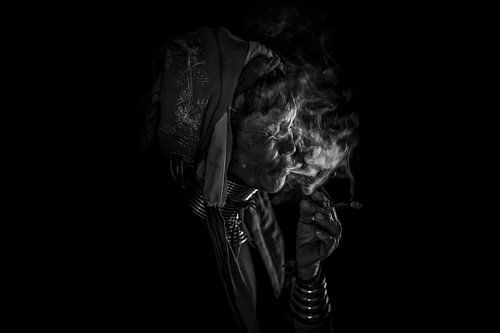 Cheroot rokende oude vrouw in  Inle. Zij behoort tot de Kayan Lahwi stam, de longneck stam, in Myanm