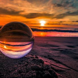 Crystal ball at sunset von Rob Eijfferts