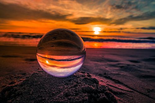Kristallen bol bij zonsondergang