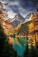 Het Antholzmeer in de Alpen in Zuid-Tirol.