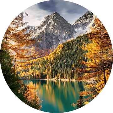 Het Antholzmeer in de Alpen in Zuid-Tirol. van Voss fotografie