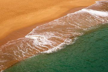 Strand in de Algarve van Aurica Voss