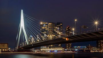 Rotterdamer Erasmusbrücke. am Abend von Ronald van de Steeg