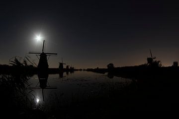 Moonshine Overwaard Kinderdijk by Night van Customvince | Vincent Arnoldussen