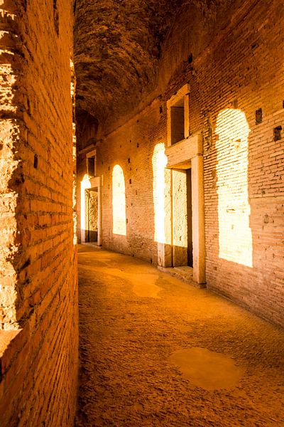In de hal van de markten van Trajanus in het oude Rome van Ineke Huizing