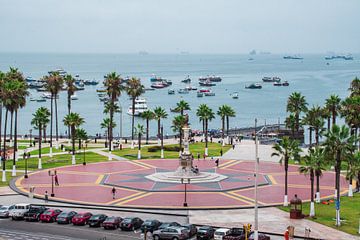 Callao in Peru – Panorama mit Palmen und Booten von NZME Photography