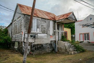 Vervallen huis op Sint Eustatius van Joost Adriaanse
