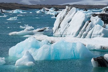 IJsland - Glinsterende blauwe ijsschotsen voor vulkanische gletsjer lagune van Simon Dux