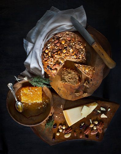 Nussbrot mit Marmelade, Nüssen und einer Käsescheibe
