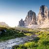 Die drei Zinnen in den Dolomiten mit kleinem Bachlauf von Voss Fine Art Fotografie