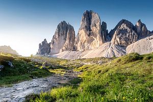 De drie toppen in de Dolomieten met een klein stroompje van Voss Fine Art Fotografie