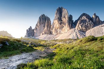 Die drei Zinnen in den Dolomiten mit kleinem Bachlauf