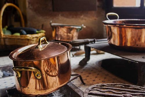 Koperen pannen in 18e eeuwse keuken 