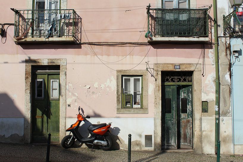 Straßenszene in Lissabon von Berg Photostore