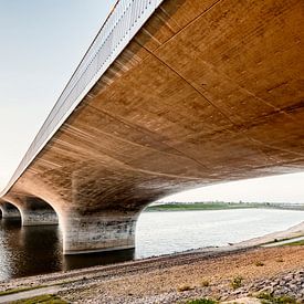 Sous le pont Waal de Nijmegen sur Hans Hebbink