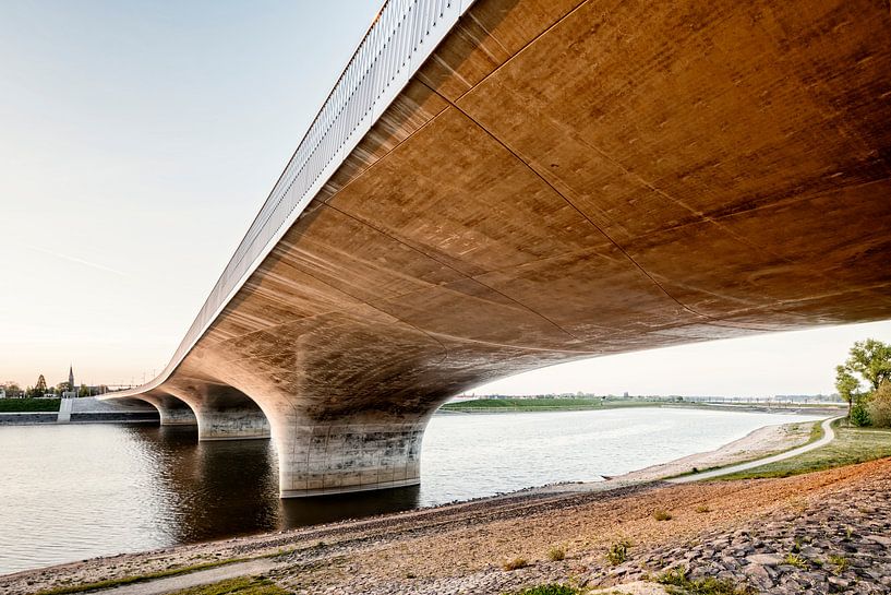 Onder de Waalbrug Nijmegen van Hans Hebbink