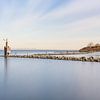 Aan de oever van het Grevelingenmeer tijdens zonsondergang van Claire van Dun