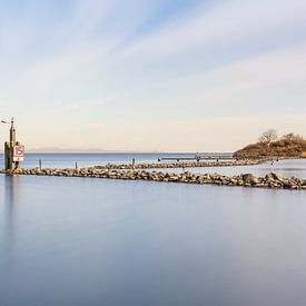 Aan de oever van het Grevelingenmeer tijdens zonsondergang van Claire van Dun